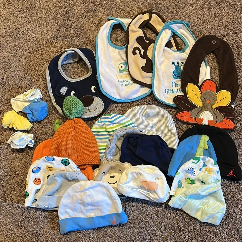 Newborn babyboy hat, bibs and mittens bundle!